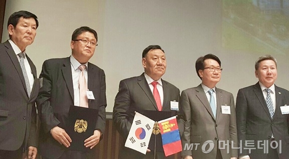 김윤식 성호티에스 사장(왼쪽 두번째)과 간트무르(Mr. Gantumur) 울란바트르시 부시장(가운데) 등이 양해각서에 서명한 뒤 기념촬영을 하고 있다./사진제공=성호티에스