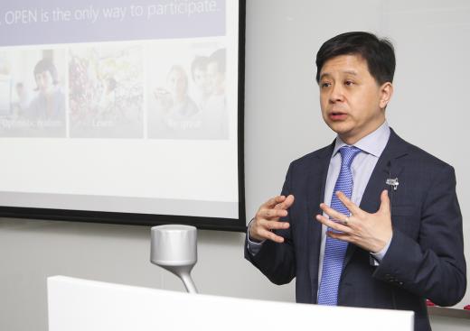 마이크로소프트연구소 아시아 소장인 샤오우엔 혼(Dr. Hsiao-Wuen Hon) 박사가 7일 광화문 한국MS 본사에서 MS의 혁신기술에 대해 발표하고 있다./사진=MS