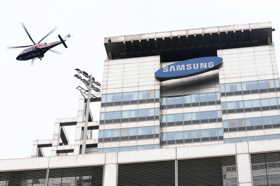 이건희 삼성그룹 회장이 급성 심근경색 증세를 일으켜 병원에서 응급 심장시술을 받은 가운데 지난해 5월 11일 오후 강남구 일원동 삼성서울병원으로 경기소방 헬기가 착륙하고 있다./사진=이기범 기자