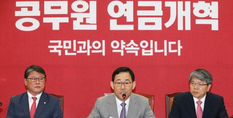 김무성 새누리당 대표(오른쪽)와 유승민 원내대표가 1일 오전 서울 여의도 국회에서 열린 주요당직자회의에서 귀엣말을 나누고 있다. 2015.5.1/뉴스1 <저작권자 © 뉴스1코리아, 무단전재 및 재배포 금지>