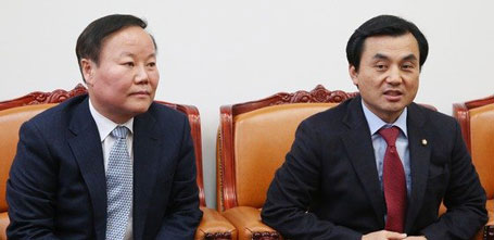 7일 오후 서울 서울 송파구 신천동 국민연금관리공단에서 시민들이 오가고 있다. 문 장관은 이날 서울 마포구 국민건강보험공단 기자실을 찾아 "기금 고갈 없이 (연금제도를) 유지하기 위해서는 장기적으로 이 정도(12~13%) 수준의 보험료율이 필요하다는 것은 시뮬레이션 결과로 나온 것"이라며 "2060년에 기금이 고갈되는 사태는 막아야 한다고 생각한다"고 강조했다. /사진=뉴스1