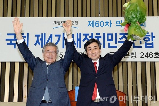 문재인 새정치민주연합 대표가 7일 오후 서울 여의도 국회에서 열린 의원총회에서 경선을 통해 제4기 원내대표에 선출된 이종걸 의원과 손을 잡고 인사하고 있다. 2015.5.7/뉴스1