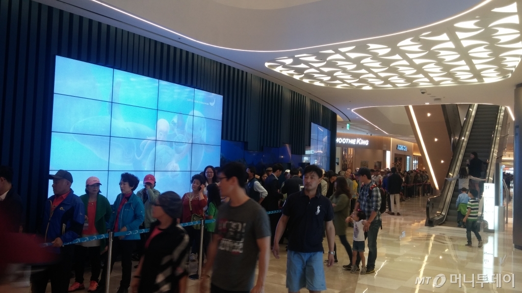 9일 인터넷 예약고객을 대상으로 무료개방한 롯데월드몰 아쿠아리움을 찾은 고객들이 긴 줄을 서서 입장을 기다리고 있다./ 사진=민동훈 기자