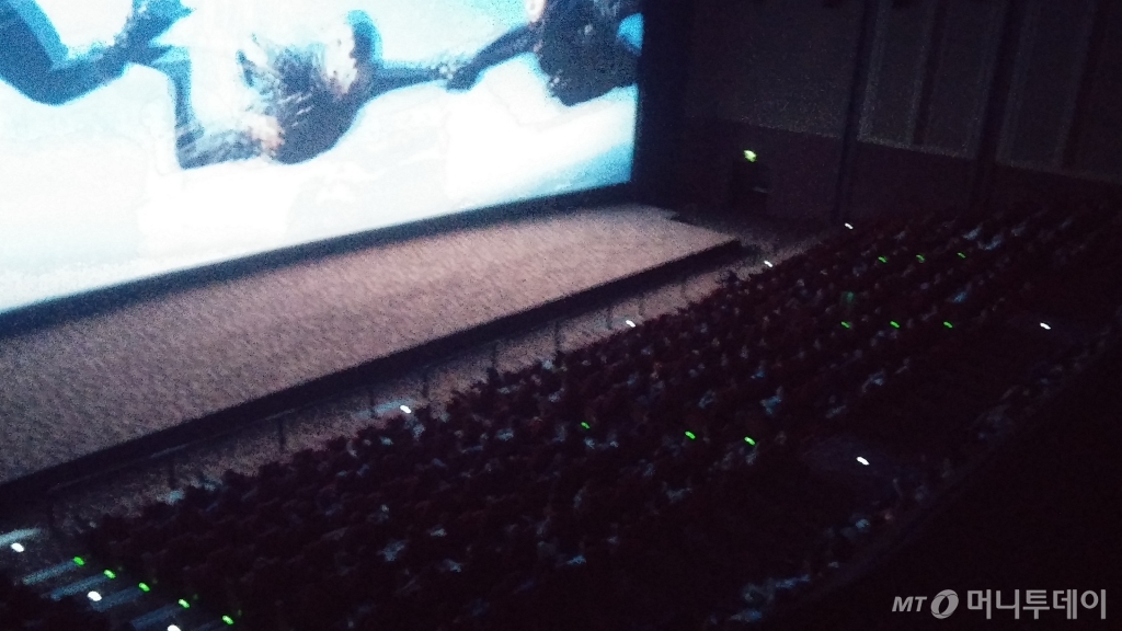 9일 인터넷 예약고객을 대상으로 무료개방한 롯데월드몰 롯데시네마을 찾은 고객들이 세계 최대 스크린을 자랑하는 21관 수퍼플렉스G에서 영화를 관람하고 있다. / 사진=민동훈 기자