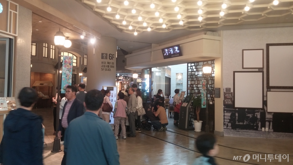 9일 롯데월드몰을 찾은 고객들이 점심식사를 위해 식당가로 몰리면서 모처럼 분주한 모습을 보이고 있다. / 사진=민동훈 기자