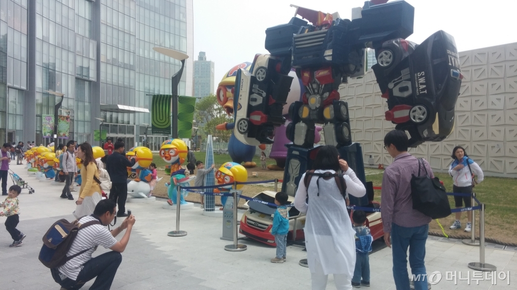 롯데월드몰 아쿠아리움과 영화관이 무료개방행사를 시작한 9일 아이들과 함께 서울 롯데월드몰을 찾은 고객들이 쇼핑몰 뒷편에 마련된 또봇 대형 모형앞에서 사진을 찍으며 즐거운 한때를 보내고 있다. / 사진=민동훈 기자