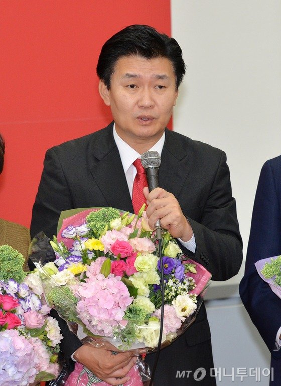 <br />(서울=뉴스1)박철중 기자 = 7.30 재보궐선거에서 당선된 정용기 새누리당 의원이 31일 오전 서울 여의도 국회 당대표실에서 인사말을 하고 있다. 2014.7.31/뉴스1