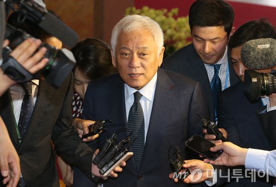 김한길 새정치민주연합 전 공동대표가 12일 오후 서울 여의도 국회에서 열린 의원총회에 참석하며 취재진의 질문을 받고 있다. 2015.5.12/뉴스1