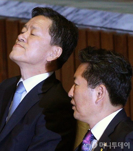 새정치민주연합 주승용 최고위원이 12일 서울 여의도 국회에서 열린 본회의에서 고개를 젖힌 채 생각에 잠겨 있다. 오른쪽은 정청래 최고위원.  2015.5.12/뉴스1