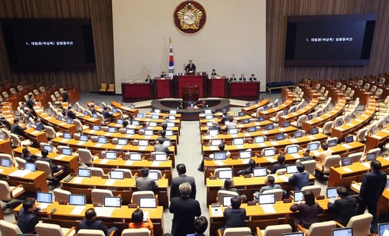 6일 서울 여의도 국회에서 열린 기획재정위원회 전체회의에서 정희수 위원장과 여야 의원들이 연말정산 보완책을 논의하고 있다./ 사진=뉴스1