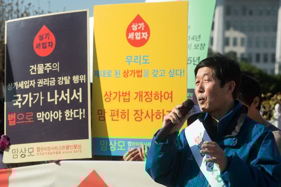 전북어린이집연합회 회원들이 13일 오후 전북 전주시 전북도청광장 앞에서 전라북도교육청까지 누리예산확보를 요구하며 가두시위행진을 하고 있다.2015.4.13/뉴스1 <저작권자 ⓒ 뉴스1코리아, 무단전재 및 재배포 금지>