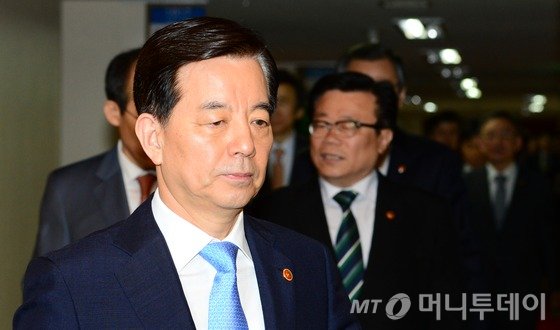 한민구 국방부 장관이 13일 오전 서울 세종로 정부서울청사에서 임시국무회의에 참석하고 있다./사진=뉴스1