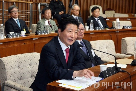 지난달 7일 서울 여의도 국회에서 열린 박상옥 대법관 후보자 인사청문회에 박 후보자와 함께 '박종철 고문치사 사건' 당시 수사검사였던 안상수 창원시장이 증인으로 출석해 청문위원들의 질의에 답변하고 있다. / 사진=뉴스1