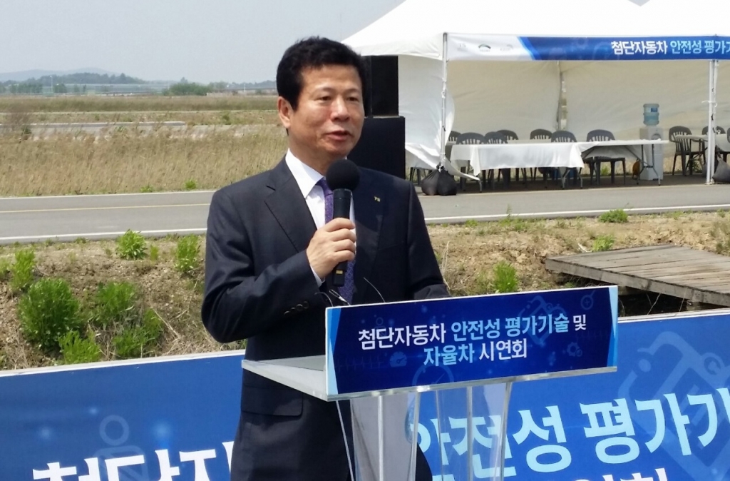 오영태 교통안전공단 이사장이 14일 경기 화성시 교통안전공단 자동차안전연구원에서 언론과 인터뷰 중이다./사진=박상빈 기자