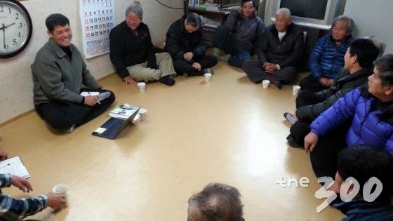 박민수 의원이 지난 1월 전북 무주·진안·장수·임실군 마을을 돌며 개최한 현장간담회에서 농민들의 현안을 듣고 있다/ 사진=박민수의원 페이스북