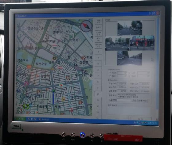현장실사 차량에 설치된 모니터에서 기본적인 도로정보와 영상촬영 현황을 보여주고 있는 모습. /사진=서진욱 기자.