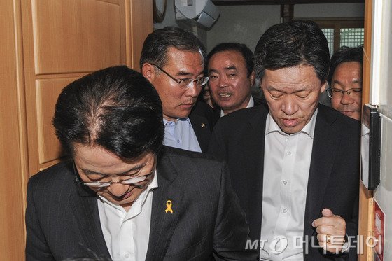 5·18 민주화운동 기념식 후 18일 오후 광주 북구 계림동 한 식당에서 열린 새정치민주연합 간담회를 마치고 박지원 의원과 주승룡 의원이 간담회장 밖으로 나서고 있다. 이날 간담회는 비공개로 진행되었다. 2015.5.18/뉴스1  <저작권자 © 뉴스1코리아, 무단전재 및 재배포 금지>