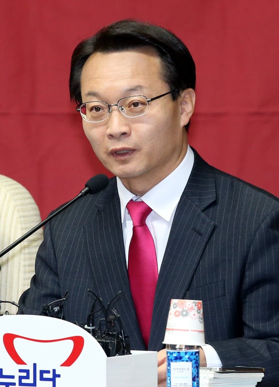 19일 오후 서울 여의도 국회 의원회관에서 열린 머니투데이 '더300'(the300) 1주년 기념 '사랑방 미팅'에서 이상민 국회 법제사법위원장(왼쪽에서 차례대로), 이춘석 새정치민주연합 원내수석부대표, 조해진 새누리당 원내수석부대표가 대화를 나누고 있다/ 사진=홍봉진 기자