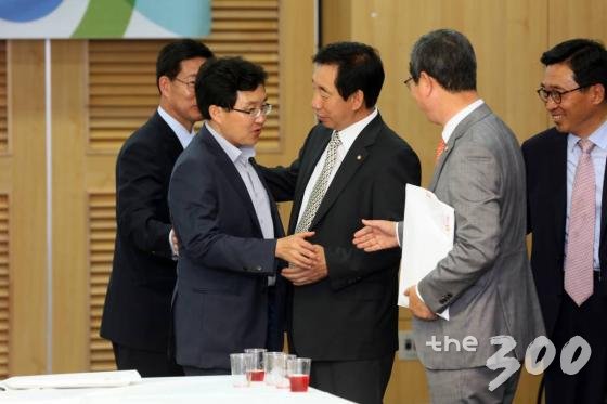 19일 오후 서울 여의도 국회의원 회관에서 열린 머니투에디 더300 1주년 기념 '사랑방 미팅'에 참석한 이상민 법사위원장(이하 사진 왼쪽부터), 이춘석 새정치연합 원내수석, 조해진 새누리당 원내수석이 담소를 나누고 있다. /사진=머니투데이