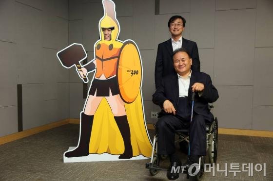 19일 오후 서울 여의도 국회의원 회관에서 열린 머니투에디 더300 1주년 기념 '사랑방 미팅'에 참석한 더300 기자들과 국회의원들이 행사 후 기념촬영을 하고 있다. /사진=뉴스1