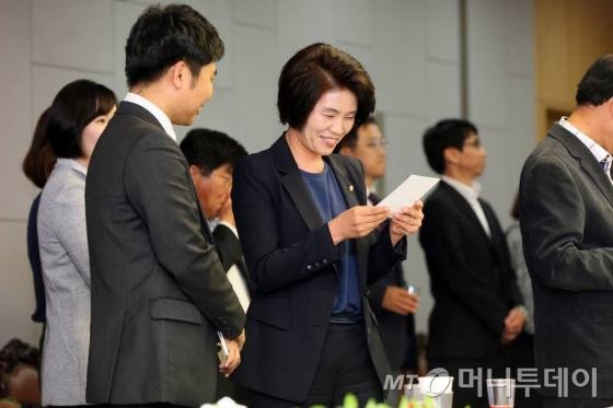 19일 오후 국회의원회관에서 열린 머니투데이 더300 1주년 기념 '사랑방미팅'에서 의원들이 케이크 커팅을 하고 있다. /사진=홍봉진 기자