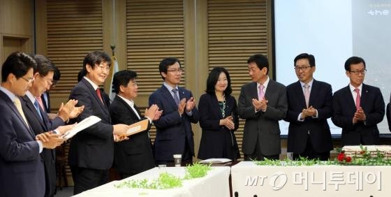 19일 오후 서울 여의도 국회의원 회관에서 열린 머니투데이 더300 1주년 기념 '사랑방 미팅'에 참석한  의원들이 인사를 나누고 있다. /사진=뉴스1