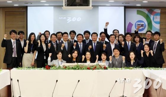 여야 국회의원들이 머니투데이 '더300'(the300)이 출범 1년을 맞아 19일 국회 의원회관에서 개최한 '사랑방 미팅'행사에 참석해 '삼백이'와 함께 한 모습. 왼쪽부터 강기정 새정치민주연합 의원, 조해진·정두언 새누리당 의원. /사진=머니투데이