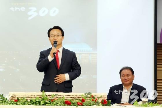 19일 오후 서울 여의도 국회의원 회관에서 열린 머니투에디 더300 1주년 기념 '사랑방 미팅'에 참석한 이인영  새정치민주연합 의원이 기념촬영을 하고 있다.그는 더300 기자들이 뽑은 베스트 포즈상을 수상했다. /사진=머니투데이
