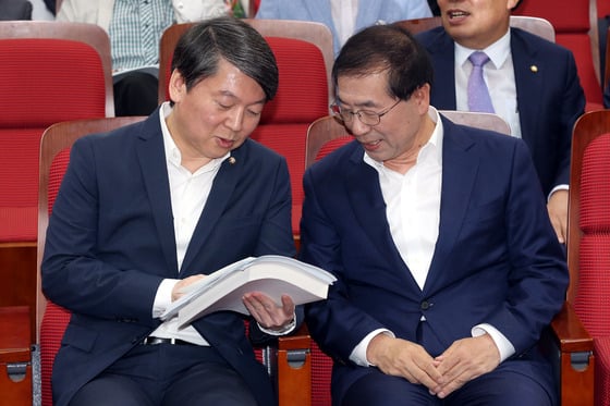 안철수 새정치민주연합 전 공동대표와 박원순 서울시장이 공정성장을 위한 남북경제협력을 주제로 21일 오전 서울 여의도 국회 의원회관에서 열린 좌담회에서 대화하고 있다. 이날 좌담회는 안 전 대표가 자신의 싱크탱크인 '정책네트워크 내일'과 공동 주최하는 '40년 장기불황, 한국경제 해법찾기' 시리즈 좌담회로 박 시장을 초청, 남북경제협력을 주제로 토론을 벌인다.2015.5.21/사진=뉴스1