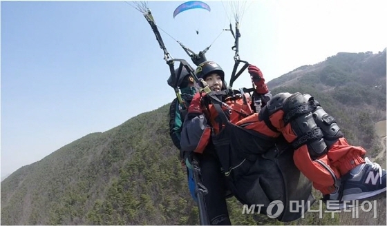 패러글라이딩을 하기 바로 직전의 모습. 이때는 심장소리가 내 귀에까지 들릴 정도다.