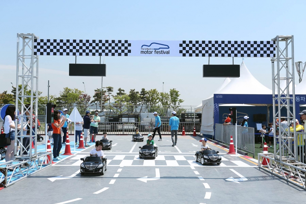 23일 인천 송도 도심서킷에서 열린 ‘더 브릴리언트 모터 페스티벌’의 ‘어린이 교통 안전 교실’ 프로그램에 참가한 어린이들이 모형차를 타고 있는 모습./사진제공=현대자동차