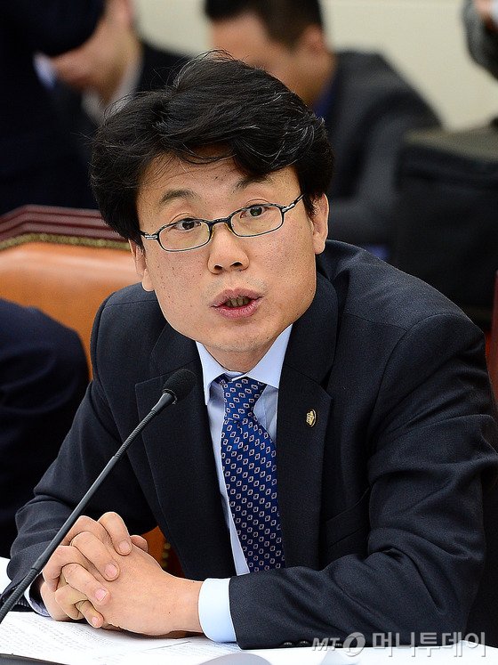 국회 국방위원회 진성준 새정치민주연합 의원이 지난해 10월 14일 충남 계룡시 계룡대에서 열린 육군분부에 대한 국정감사에서 김요환 참모총장에게 질의를 하고 있다. / 사진 = 뉴스1