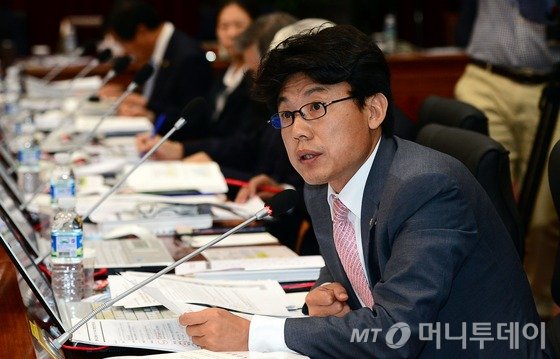 진성준 새정치민주연합 의원이 지난 2월 10일 서울 여의도 국회에서 열린 이완구 국무총리 후보자 인사청문회에서 이 후보자의 병적기록표를 들고 질의하고 있다. / 사진 = 뉴스1