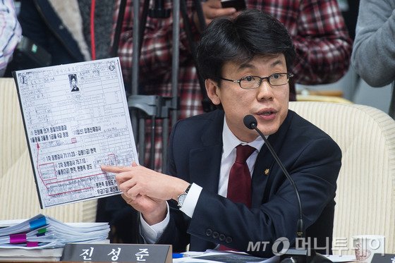 새로운 정당정치 모색 차원에서 진성준 의원 주도로 운영되고 있는 지역위원회 정치학교인 '강서목민관 학교'에서, 참여한 당원들과 함께(2015년 5월 10일) / 사진제공 = 진성준 의원실
