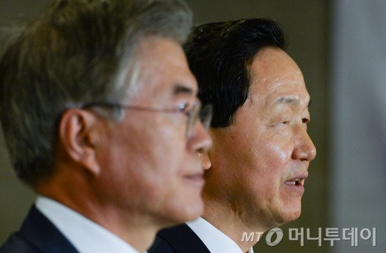 김상곤 전 경기교육감이 24일 오후 여의도의 한 중식당 앞에서 기자회견을 열고 새정치민주연합 혁신기구 위원장직 수락을 공식 발표하고 있다. 왼쪽은 문재인 대표. 2015.5.24/뉴스1