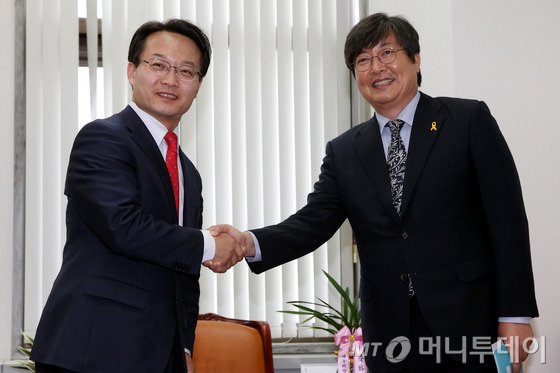 조해진 새누리당 원내수석부대표(왼쪽)와 이춘석 새정치민주연합 원내수석부대표가 공무원연금 개혁안 처리 협상을 위해 18일 오후 서울 여의도 국회에서 회동을 갖고 악수하고 있다. 2015.5.18/뉴스1 <저작권자 © 뉴스1코리아, 무단전재 및 재배포 금지>