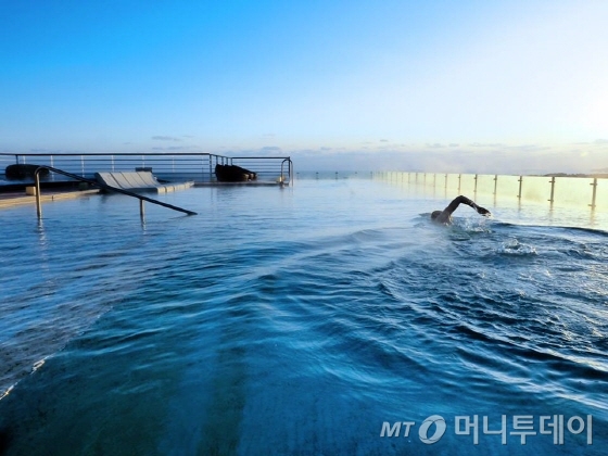 켄싱턴 제주호텔 루프톱 스카이피니티존 야외수영장/사진제공=켄싱턴 제주호텔