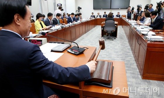 27일 서울 여의도 국회에서 열린 정치개혁특별위원회 전체회의에서 이병석 위원장이 선거구 획정기준 등에 관한 공청회를 시작하며 의사봉을 두드리고 있다. 2015.5.27/뉴스1 <저작권자 © 뉴스1코리아, 무단전재 및 재배포 금지>