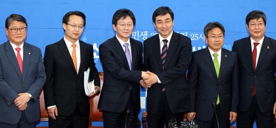새누리당 유승민 원내대표와 새정치민주연합 이종걸 원내대표가 5월 임시국회 마지막 본회의를 하루 앞둔 27일 서울 여의도 국회에서 열린 여야 원내대표 회동에서 손을 잡고 있다. 왼쪽부터 새누리당 조원진 공무원연금개혁특위 간사, 조해진 원내수석부대표, 유 원내대표, 새정치민주연합 이 원내대표, 강기정 공무원연금개혁특위 간사, 이춘석 원내수석부대표. 여야 원내지도부는 이 자리에서 공무원연금 개혁안과 문형표 보건복지부 장관 해임 건의, 세월호 특별법 시행령 개정 문제 등을 집중 논의한다. 2015.5.27/사진=뉴스1