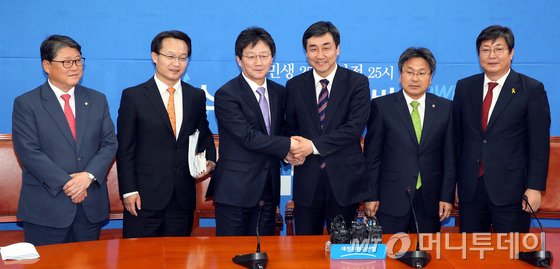 새누리당 유승민 원내대표와 새정치민주연합 이종걸 원내대표가 5월 임시국회 마지막 본회의를 하루 앞둔 27일 서울 여의도 국회에서 열린 여야 원내대표 회동에서 손을 잡고 있다. 왼쪽부터 새누리당 조원진 공무원연금개혁특위 간사, 조해진 원내수석부대표, 유 원내대표, 새정치민주연합 이 원내대표, 강기정 공무원연금개혁특위 간사, 이춘석 원내수석부대표. /사진=뉴스1