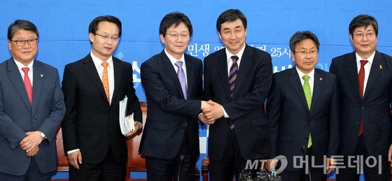 새누리당 유승민 원내대표와 새정치민주연합 이종걸 원내대표가 5월 임시국회 마지막 본회의를 하루 앞둔 27일 서울 여의도 국회에서 열린 여야 원내대표 회동에서 손을 잡고 있다/ 사진=뉴스1