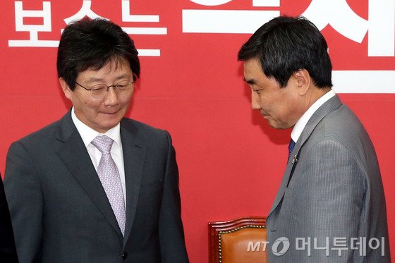 유승민 새누리당 원내대표와 이종걸 새정치민주연합 원내대표가 공무원연금 개혁 협상을 마무리 하기 위해 28일 오후 서울 여의도 국회에서 회동을 갖고 악수하한뒤 굳은표정을 짓고 있다./사진=뉴스1