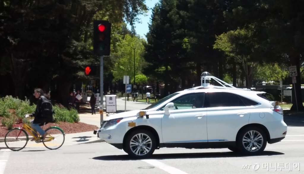 구글 캠퍼스를 누비는 무인자동차
