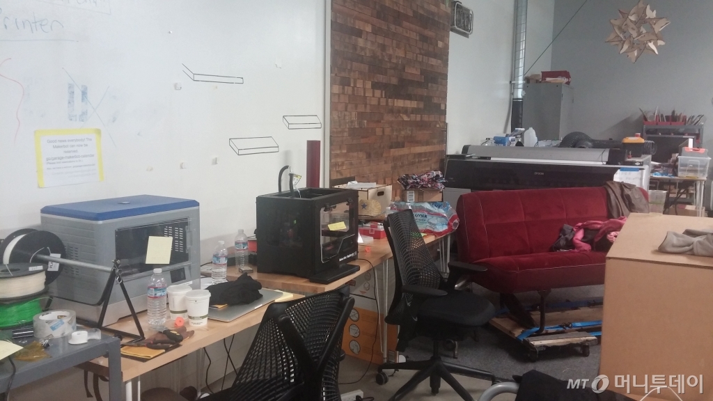 구글 창고는 어떤 아이디어든 현실로 바꾸려는 구글의 혁신이 담겨있는 곳이다. 구글 창고라는 이름답게 정리는 잘 돼있지 않다.