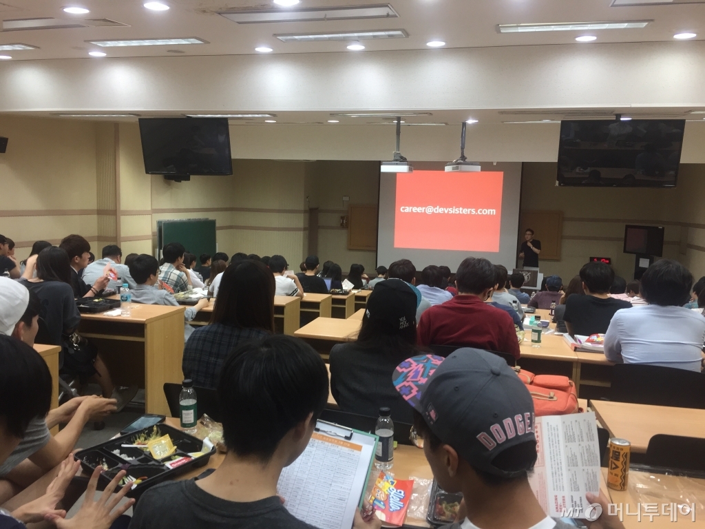 이지훈 데브시스터즈 대표가 지난 27일 서울대학교 제1공학관에서 열린 채용설명회에서 회사를 소개하고 있다.