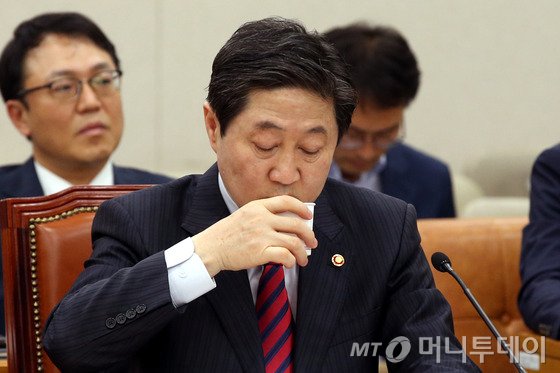 유기준 해양수산부장관이 4.16세월호참사 진상규명 및 안전사회 건설 등을 위한 특별법 시행령 관련 현안보고를 위해 18일 오후 서울 여의도 국회에서 열린 농림축산식품해양수산위원회 전체회의에 출석해 목을 축이고 있다. /사진=뉴스1