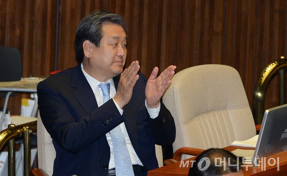 새누리당 김무성 대표가 29일 새벽 서울 여의도 국회에서 열린 5월 임시국회 마지막 본회의를 마친 뒤 박수치고 있다. 2015.5.29/뉴스1 <저작권자 © 뉴스1코리아, 무단전재 및 재배포 금지>