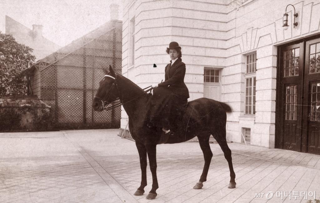 말을 타고 있는 메르세데스-옐리네크. /사진제공=메르세데스-벤츠