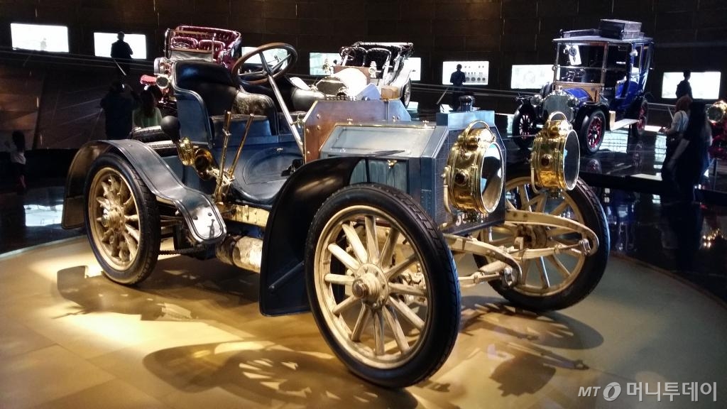 벤츠의 항공기 엔진 DB603. 1941년부터 1944년 제조돼 실제 2차세계대전 중 독일 전투기에 장착됐다. /사진=양영권 기자