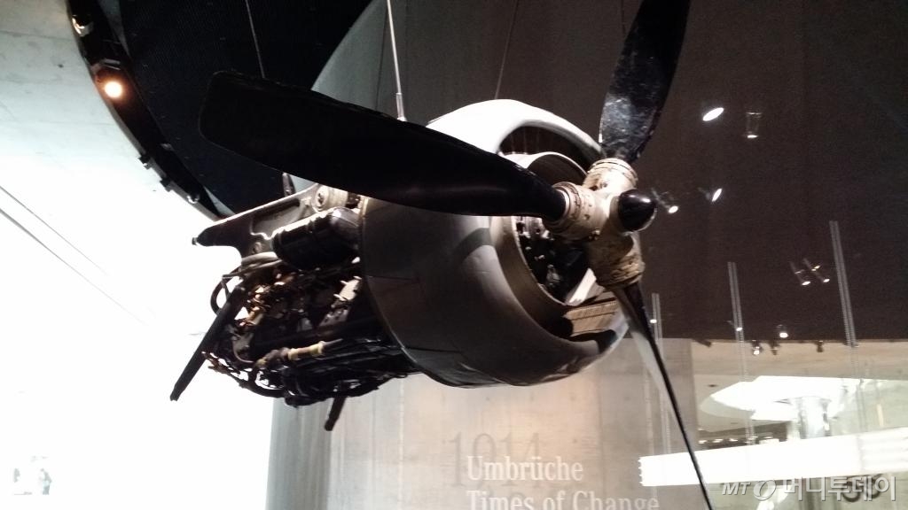 메르세데스-벤츠가 1934년부터 1939년까지 총 342대를 제조한 로드스터 500K.  지금 돈으로 1억2000만원에 달하는 고가에 팔렸다.